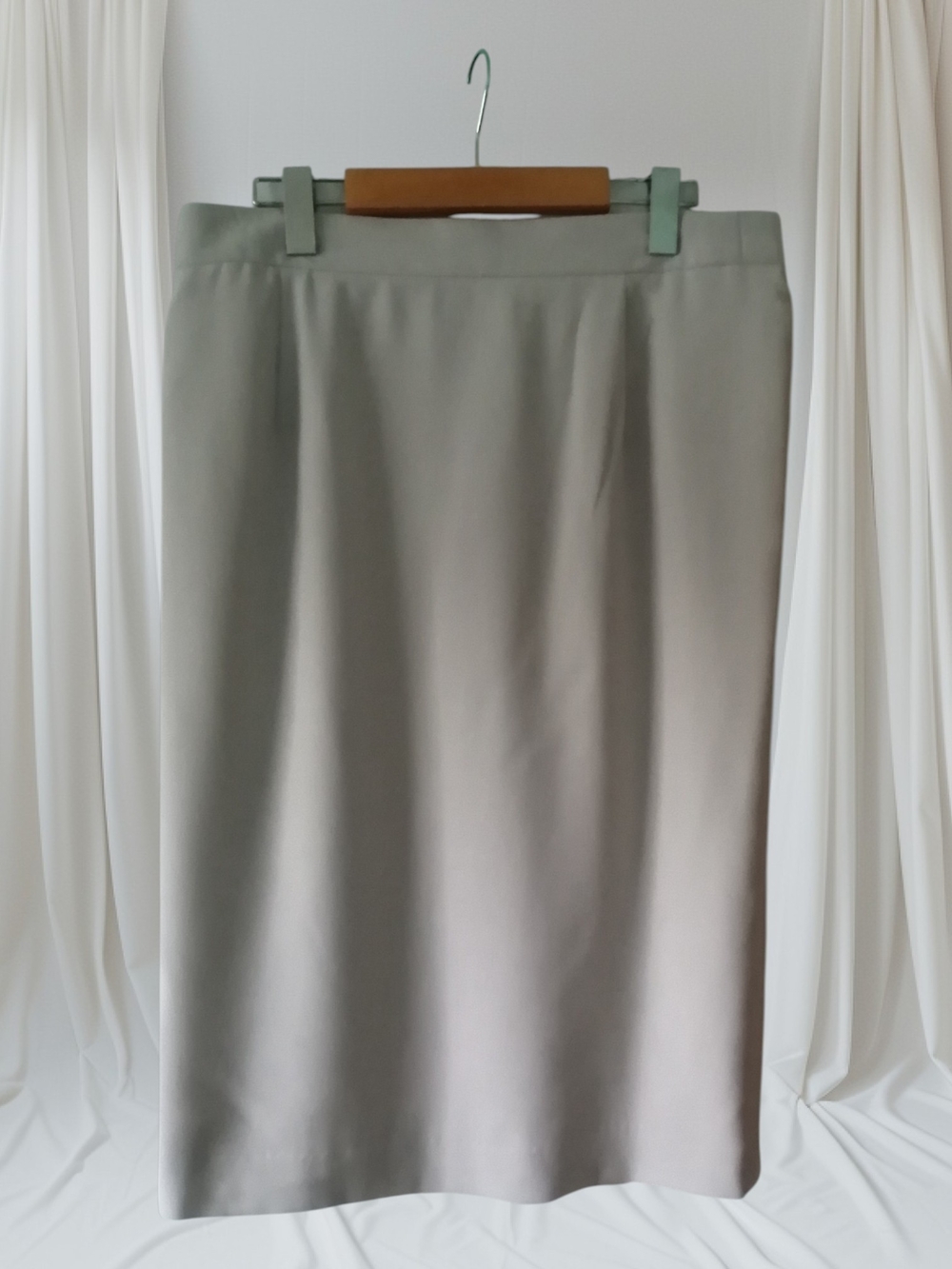 Jones Wear Midi Straight Skirt in Light Gray